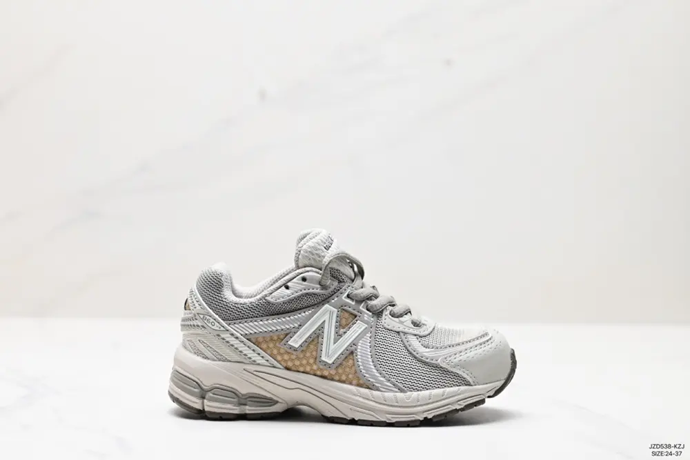 New Balance children’s shoes use hard cowhide leather spliced ​​with breathable mesh fabric