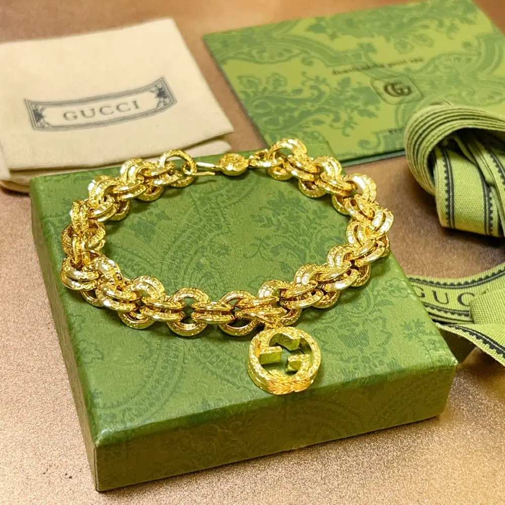 The latest classic Gucci bracelet. Exquisite style and texture. You can tell at a glance