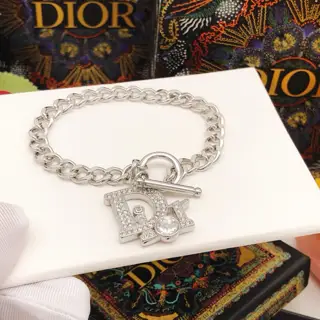 [Dior’s latest model Dior letter pendant bracelet silver] The same brass material as the