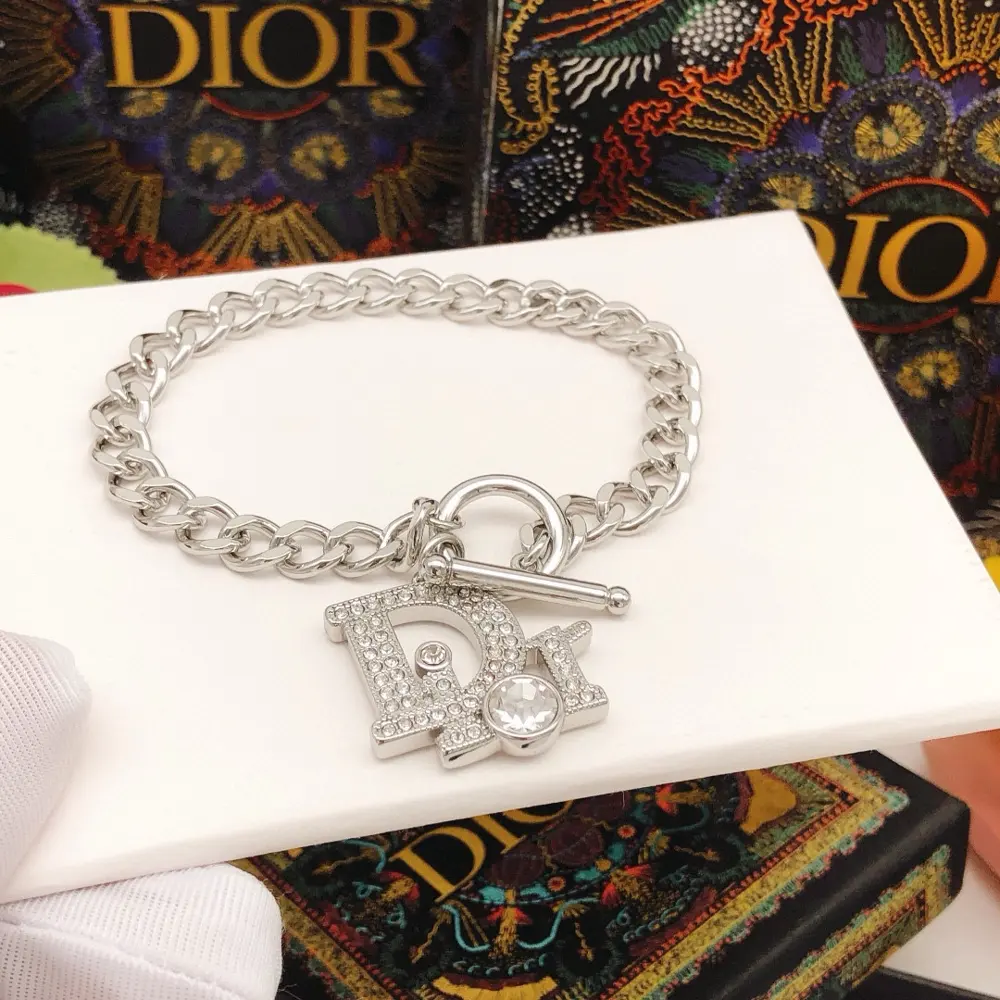 [Dior’s latest model Dior letter pendant bracelet silver] The same brass material as the