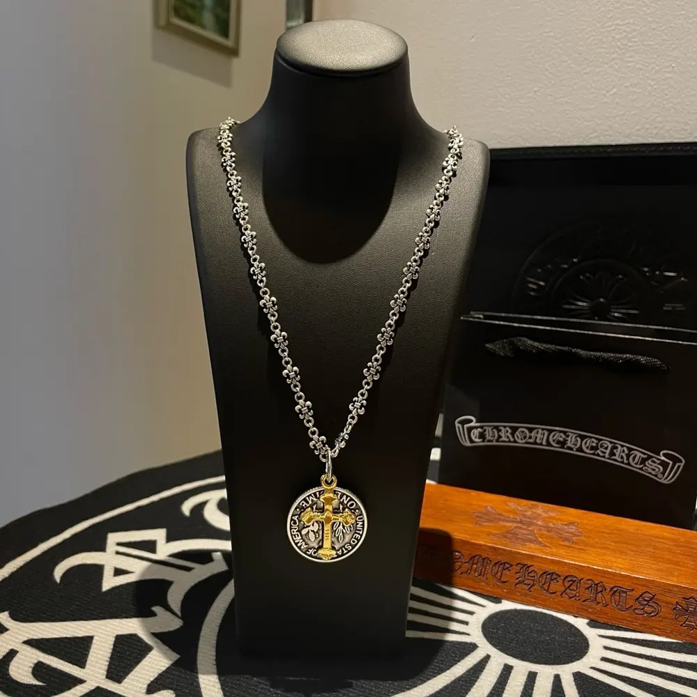 Chrome Hearts Classic Retro Scout Flower Necklace Cross Round Pendant Concave and convex