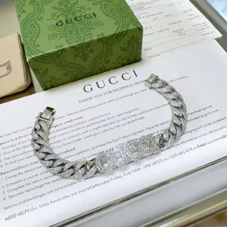 The latest classic Gucci bracelet. Each diamond is inlaid with fine craftsmanship
