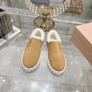 Miu Miu Miu 2024 autumn and winter new furry shoes from the Miu series. Close-up of