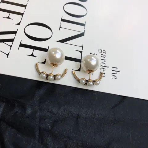 Dior 2022 counter synchronized new CD earrings Romantic sentiment aestheticism Sweet and