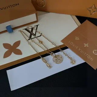 Louis Vuitton classic floral design double flower design pendant