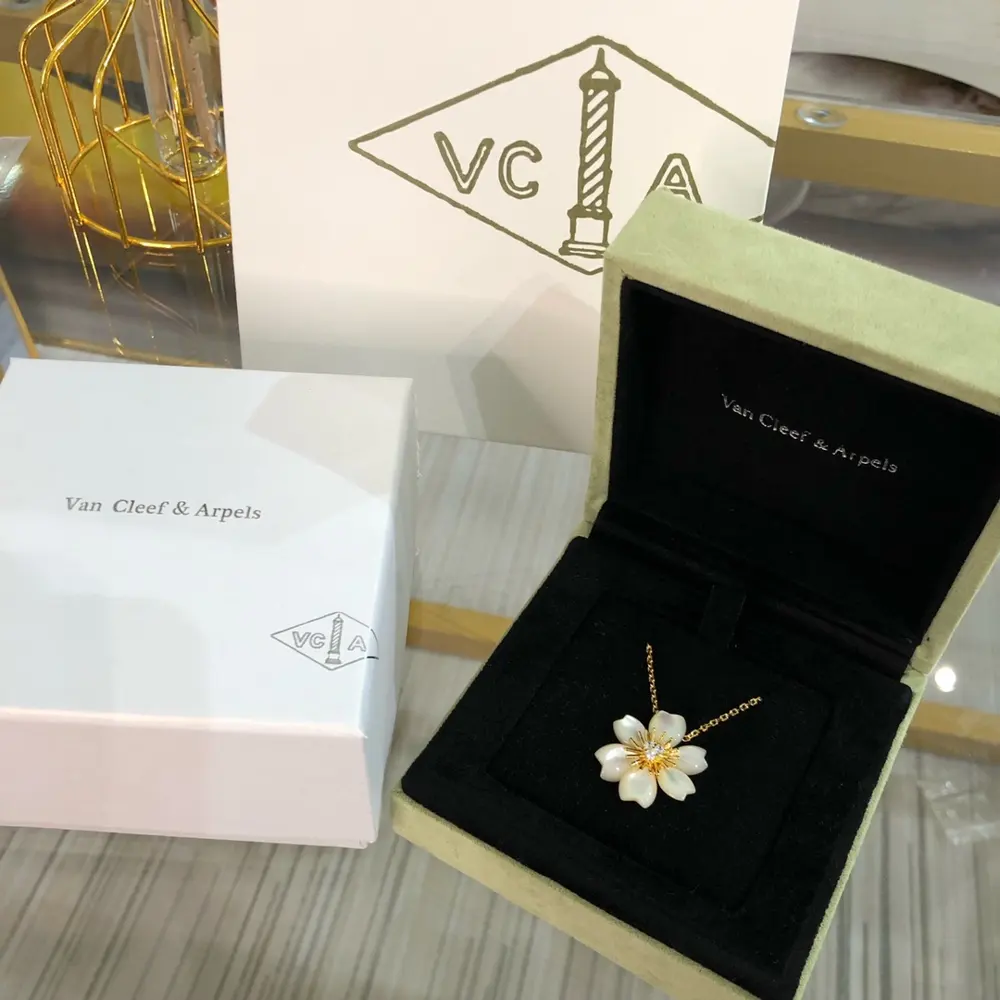Van Cleef & Arpels rose Christmas flower white mother-of-pearl necklace