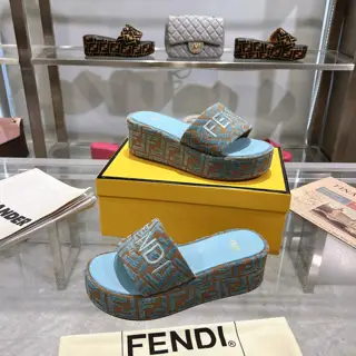 Fendi’s latest popular wide-band thick-soled slippers