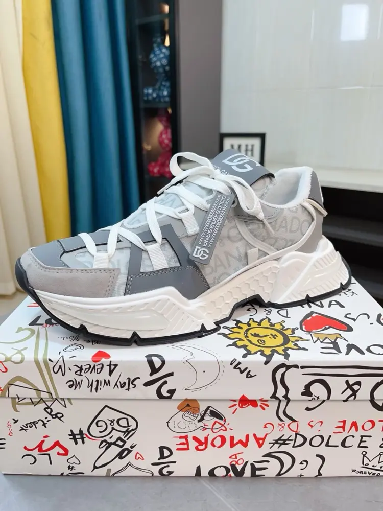 Dolce & Gabbana men’s casual shoes are on sale at the same time in the z cabinet The upper