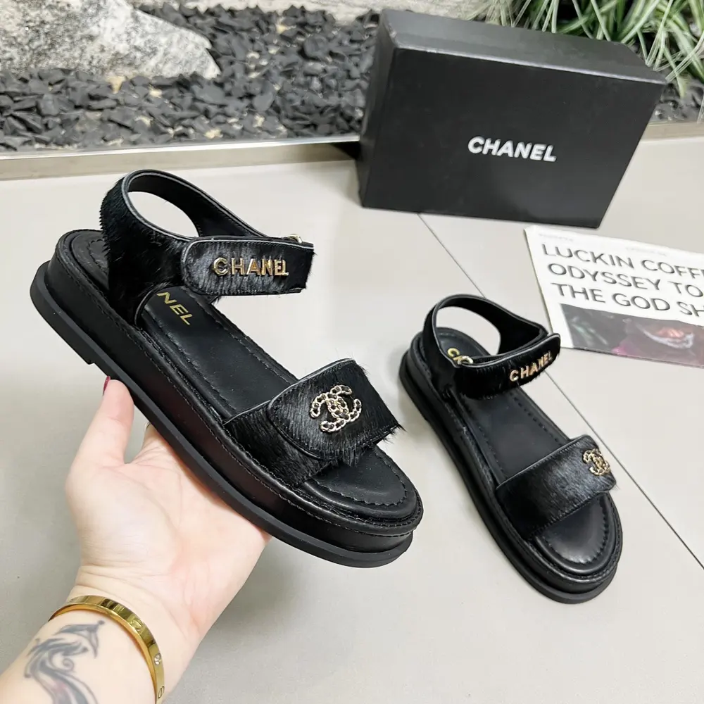 Chanel early spring sandals and dancing shoes series new loafers full of retro style