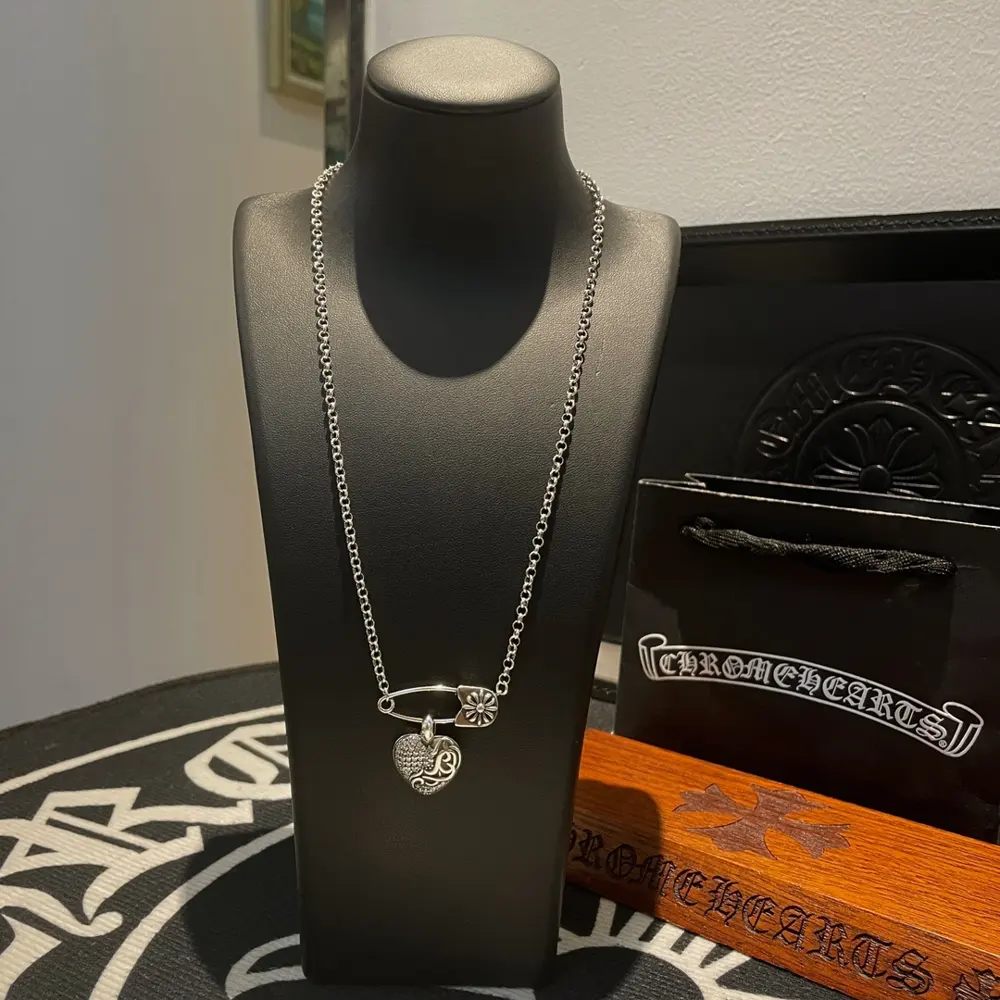 Chrome Hearts Classic Necklace Heart-shaped Vine Flower Pin Pendant