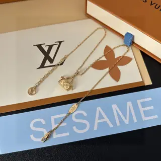 Louis Vuitton classic floral design double flower design pendant