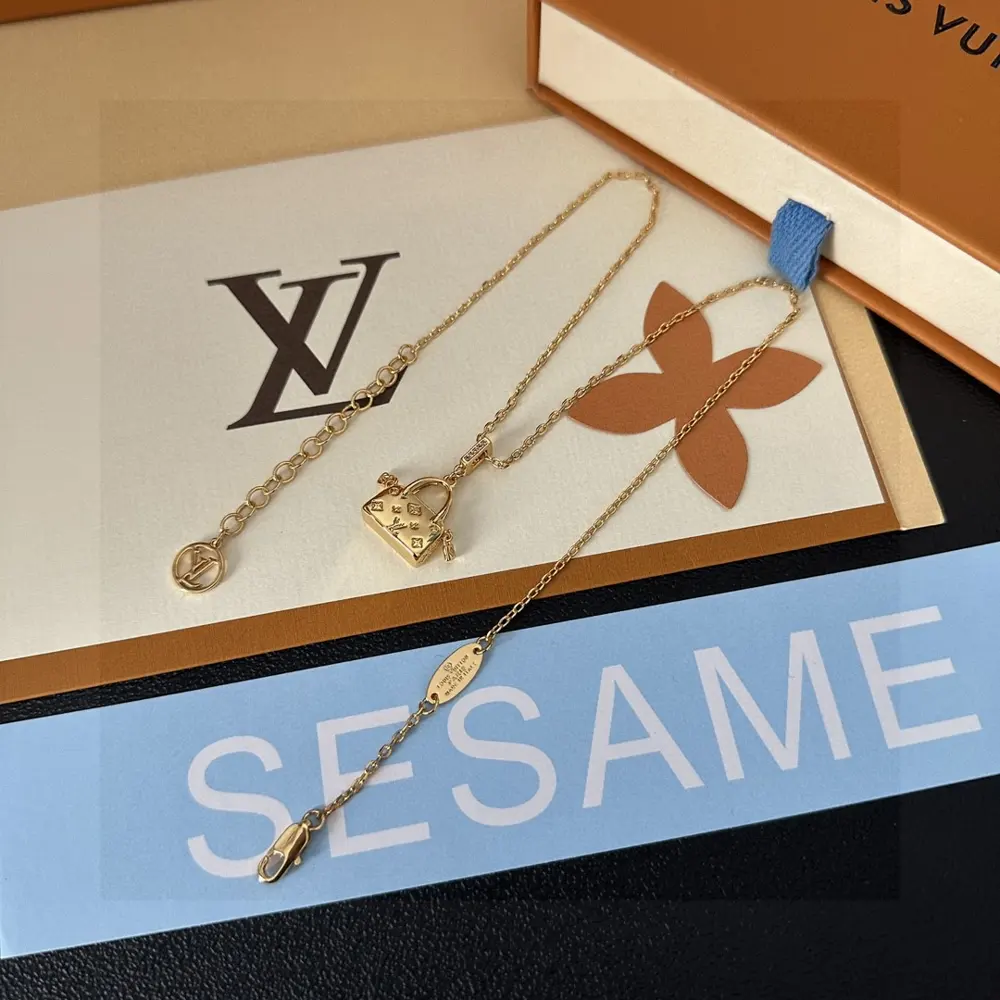 Louis Vuitton classic floral design double flower design pendant