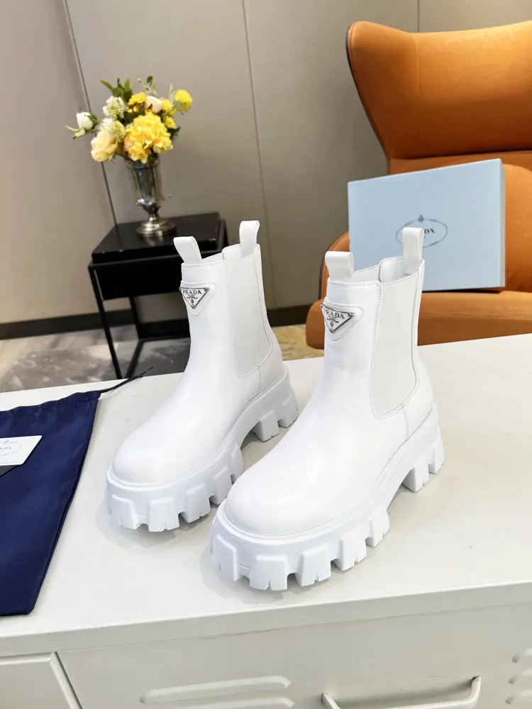 SSS launches Prada short boots series PRADA early autumn and winter catwalk show Internet