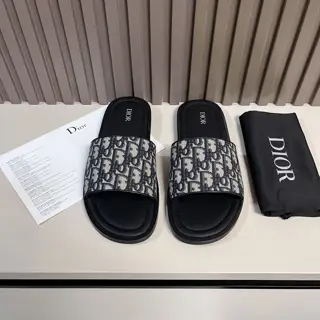 Dior Aqua sandals are elegant yet casual. The cross-strap design is reinterpreted in Dior
