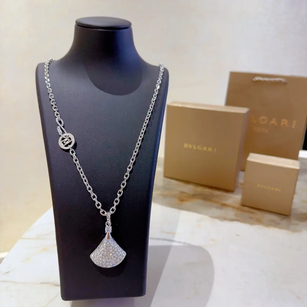 Bvlgari DIVAS’ DREAM series is in perfect condition and has invincible details. The unique