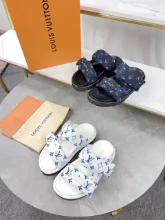 Louis Vuitton embossed logo sandals This Pool Pillow Comfort flat sandal