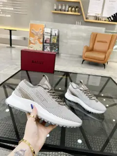 BALLY sports shoes are sold at the counter at the same time. Original configuration