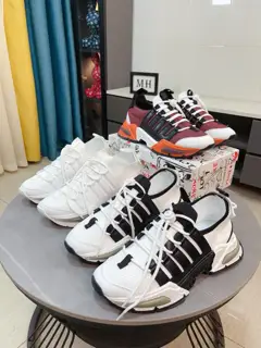Dolce & Gabbana men’s casual shoes are on sale at the same time in the z cabinet The upper