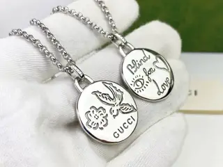 Gucci Blind for love series couple necklace Engrave beautiful love on the round