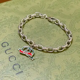 The latest classic Gucci bracelet. Exquisite style and texture. It is absolutely top-notch