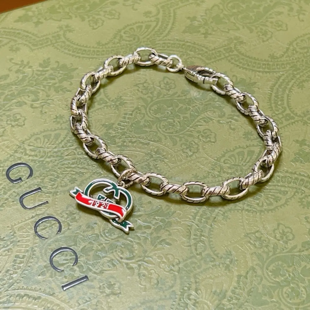 The latest classic Gucci bracelet. Exquisite style and texture. It is absolutely top-notch