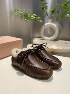 Miu Miu Miu 2024 Fall/Winter lace-up eyelet flat shoes. New styles for the catwalk. Retro