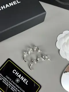 Chanel exquisite small earrings