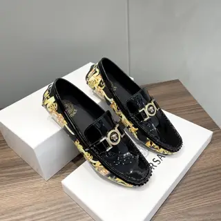 Versace The Medusa head logo on the shoe body represents the advanced craftsmanship