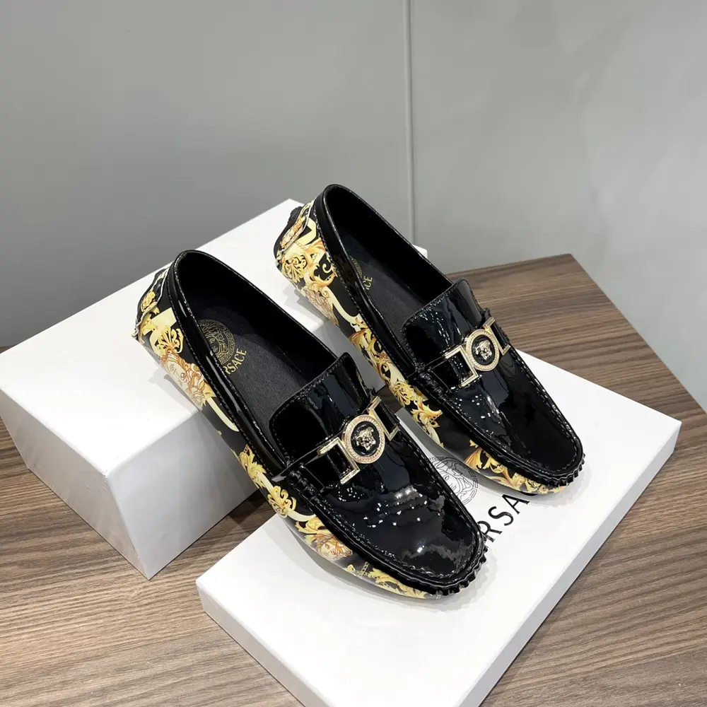 Versace The Medusa head logo on the shoe body represents the advanced craftsmanship