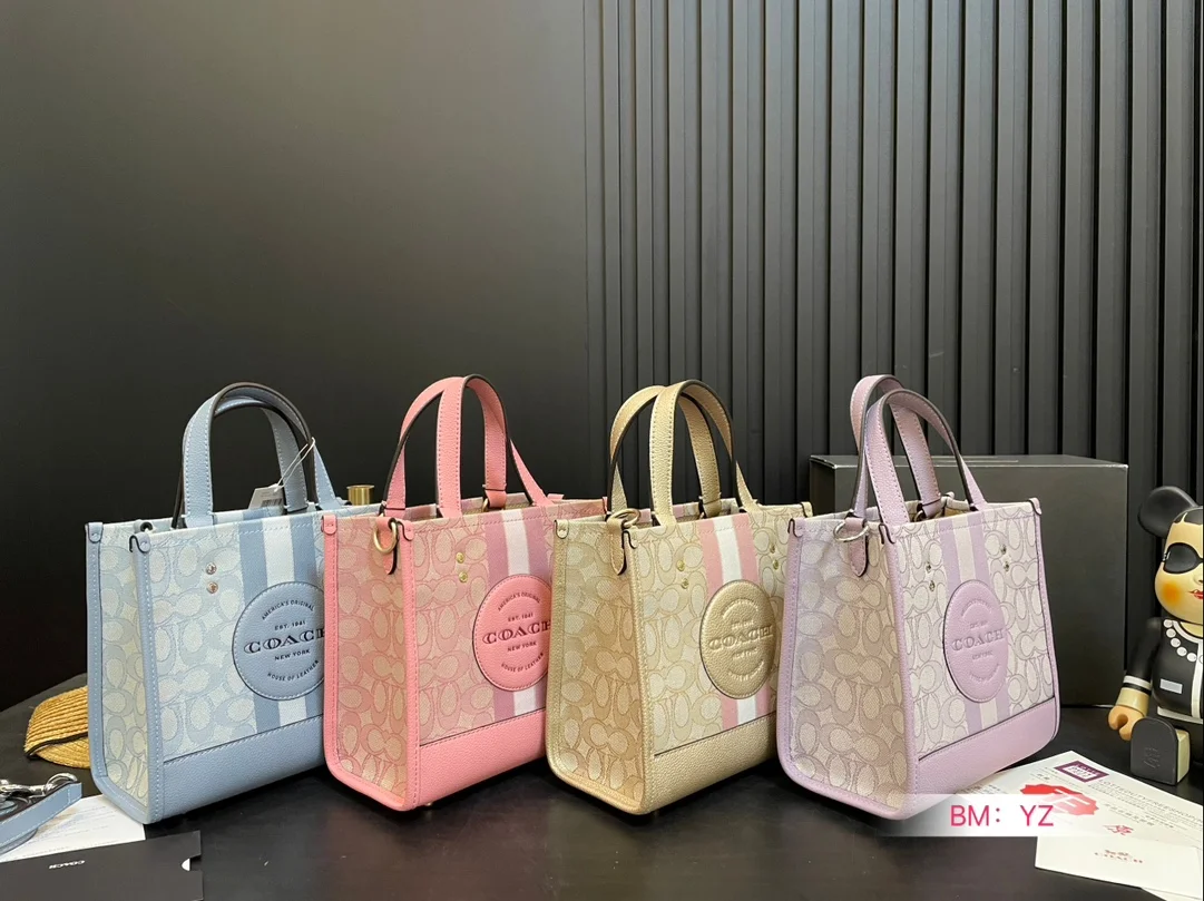 COACH Tote