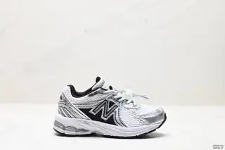 New Balance children’s shoes use hard cowhide leather spliced ​​with breathable mesh fabric