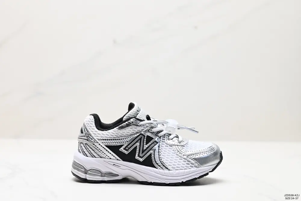 New Balance children’s shoes use hard cowhide leather spliced ​​with breathable mesh fabric