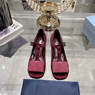 Prada classic mid-heel T-strap shoes Square toe with butterfly flowers is more attractive