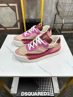 DSQUARED2 casual sports shoes are on sale at the same time in Z cabinet
