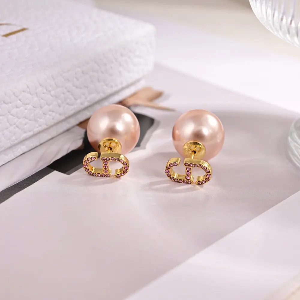 Dior new style Dior new letter earrings loved by top brands. The metal texture