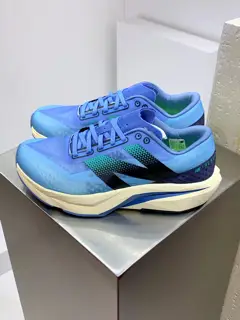 New Balance uses ultra-light and breathable 3D knitted mesh yarn material to construct the