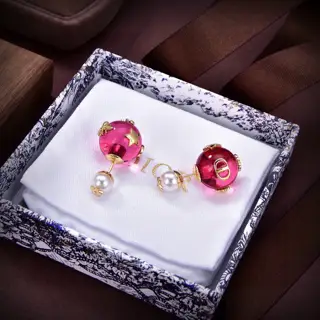 Dior new style Dior new bee earrings loved by all the top brands. The metal texture