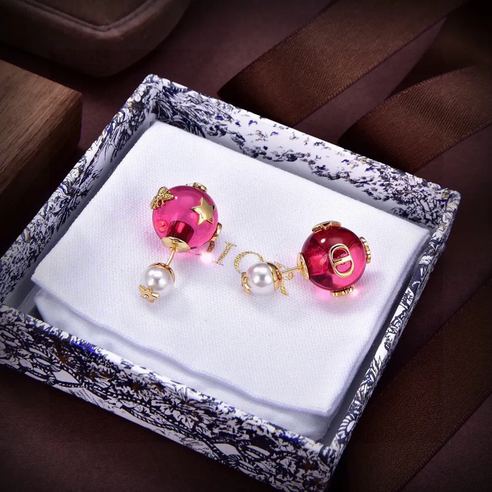 Dior new style Dior new bee earrings loved by all the top brands. The metal texture