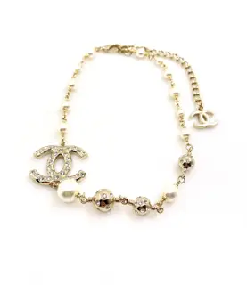 Chanel round diamond cc pearl necklace