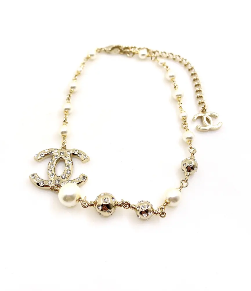 Chanel round diamond cc pearl necklace