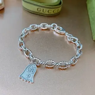 The latest classic Gucci bracelet. Exquisite style and texture. It is absolutely top-notch