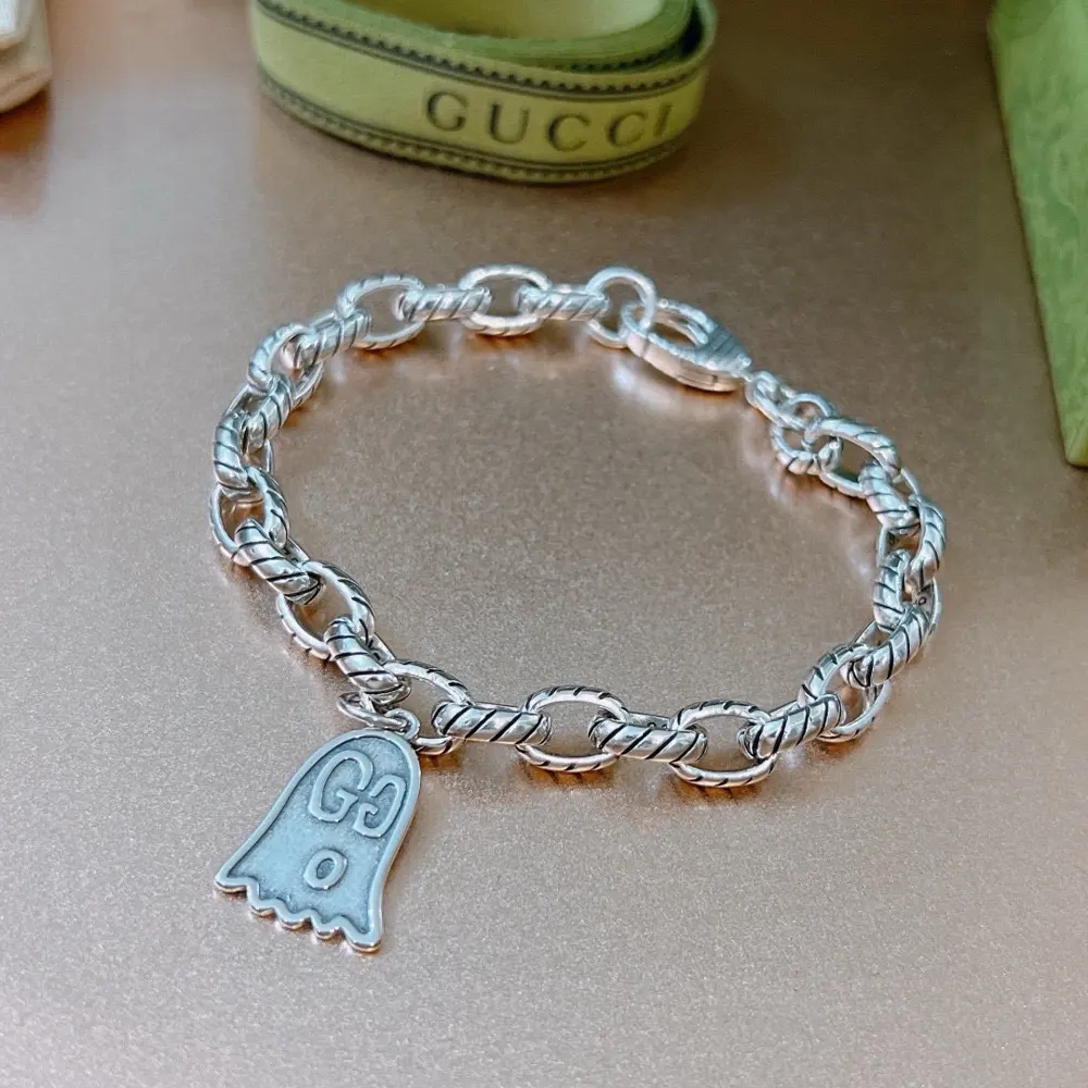 The latest classic Gucci bracelet. Exquisite style and texture. It is absolutely top-notch