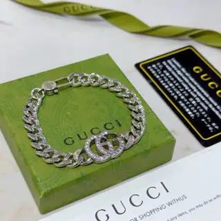 The latest classic Gucci bracelet. Exquisite. No matter the style or texture