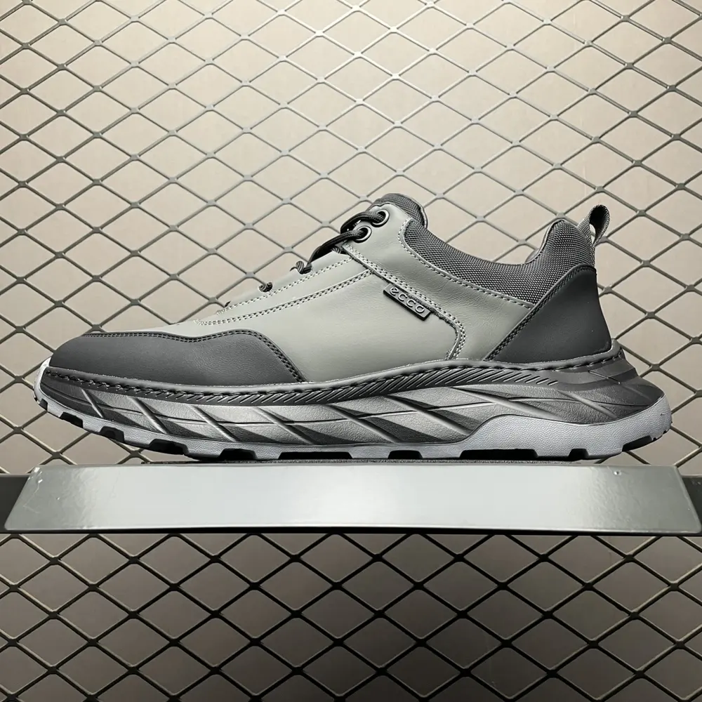 ECCO color-blocked uppers are stylish and fashionable. Cowhide and textile stitching make