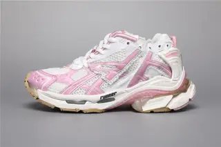 Balenciaga Runner shows the designer Demna’s sports shoe style through details such as