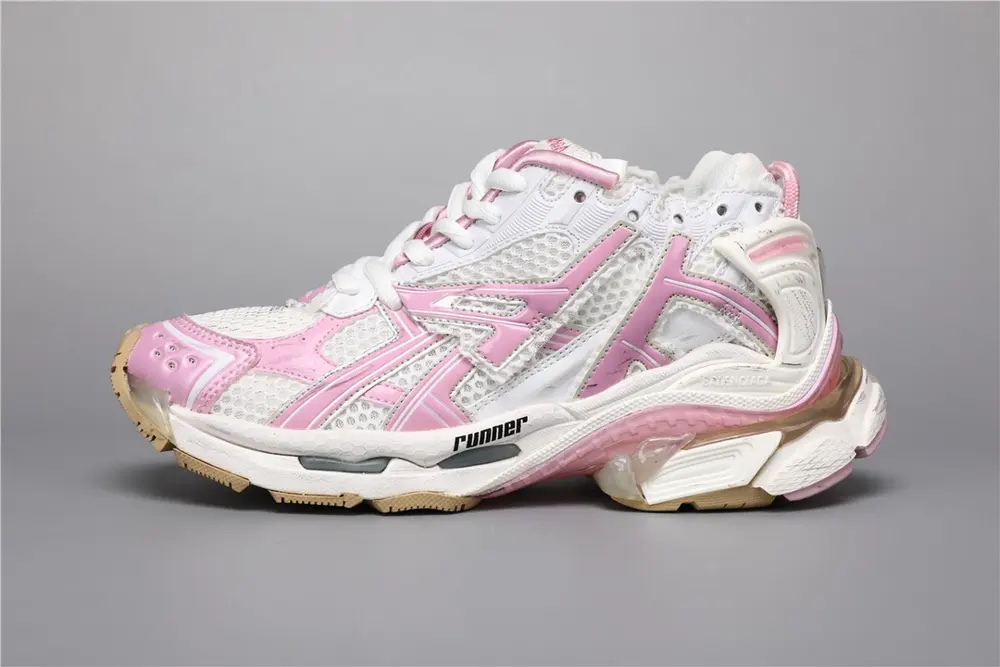Balenciaga Runner shows the designer Demna’s sports shoe style through details such as