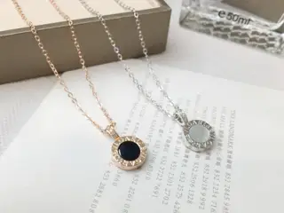 Bvlgari classic double-sided flip necklace The pendant can be rotated to perfectly restore