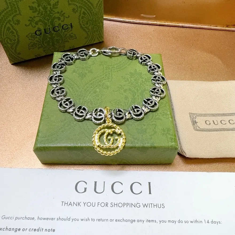 The latest classic Gucci bracelet. Exquisite. Both the style and the texture are absolutely