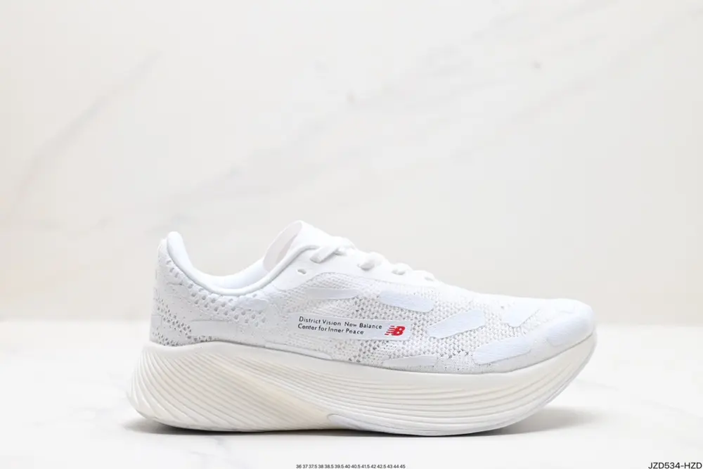 New Balance uses ultra-light and breathable 3D knitted mesh material to construct the upper WRCELSV2