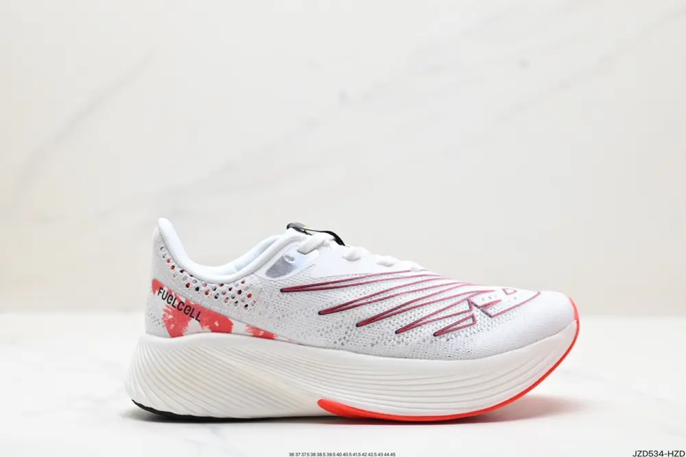 New Balance uses ultra-light and breathable 3D knitted mesh material to construct the upper WRCELSV2